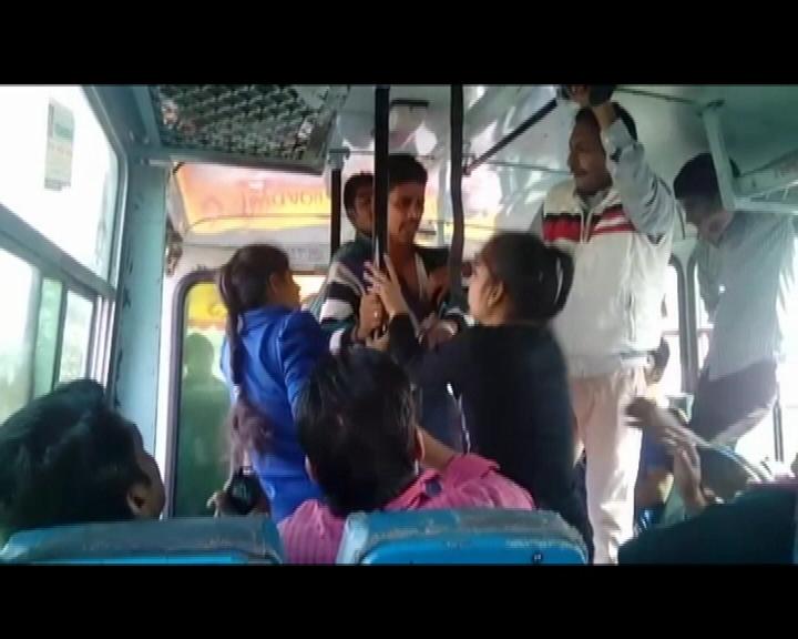 saahilmenghani's tweet photo. Breaking: 3 men who got beaten by 2 girls for molesting them in a bus arrested in Rohtak. Arrest after media coverage http://t.co/z2Ga7F7z5p