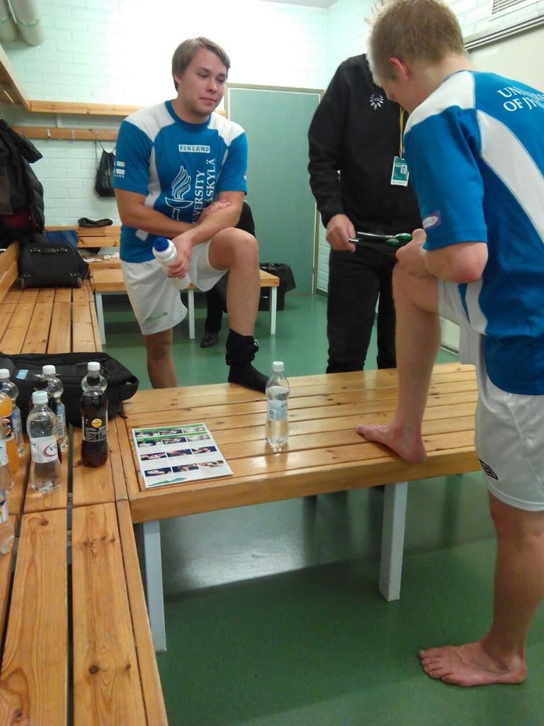 RiemuFutsal's tweet photo. Serbeiltä siis 6-0 pataan. Ei seliteltävää. Tääl odotellaan vielä @Haltzi ja @TomKorolainen pisun tuloa. #dopingtesti http://t.co/yyH2ukBVB1