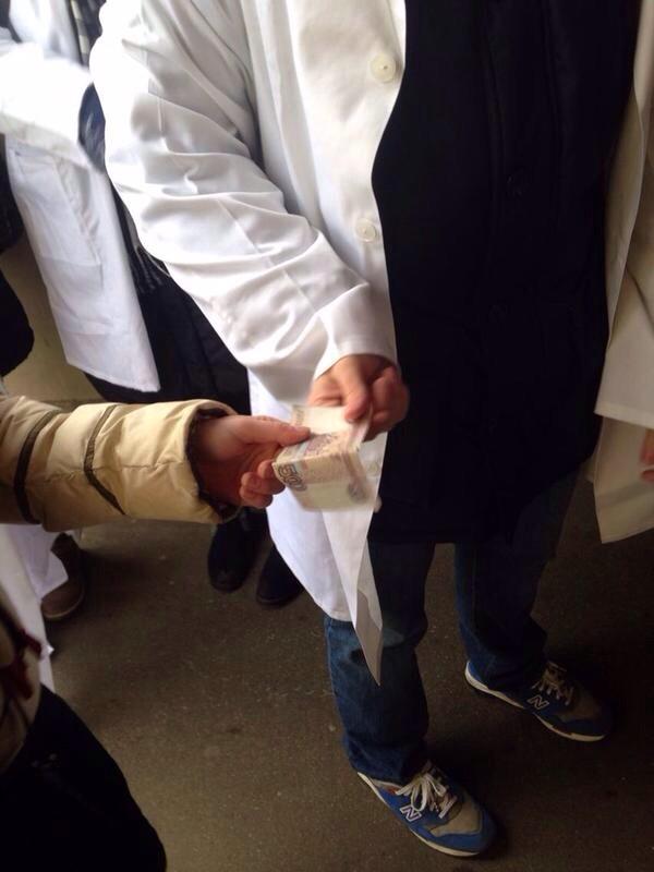 sinkevich90's tweet photo. Денег заплатили, халат подарили, массовка довольна) #АБылЛиВрач #ПроплаченныйМитинг http://t.co/jMtXkbaVsC