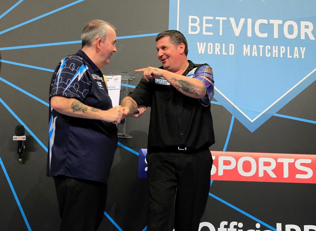 livedarts's tweet image. RT if you're looking forward to this blockbuster battle later this afternoon! #CCPC14 #darts
