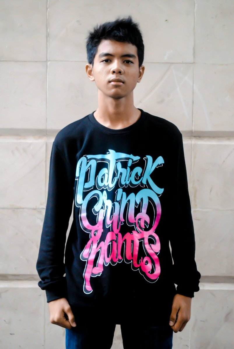 Font Colour Crewneck | 180k | M &amp; L | Model Is Wearing a Medium | 0838-979-222-24 | BB : 74811C3D