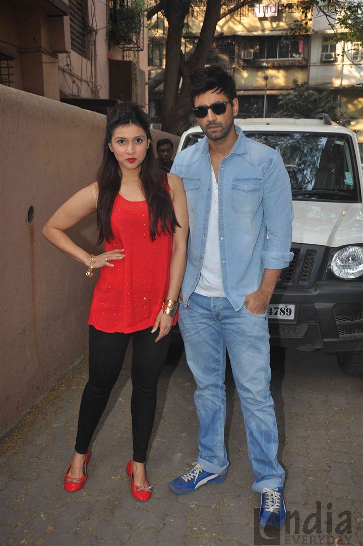 filmyfilmy_com's tweet photo. ZID Movie Promotion Photos: #ZID Priyanka Chopra with Mannara and Karanvir Sharma during the… http://t.co/maZaMoAFM4 http://t.co/SzdckeaFbW