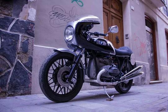 CafeRacerCultgr's tweet photo. "Four" smoking barrels
#bmwcaferacer #bmwmotorcycles #bmwcustom http://t.co/2iYlUf0woD