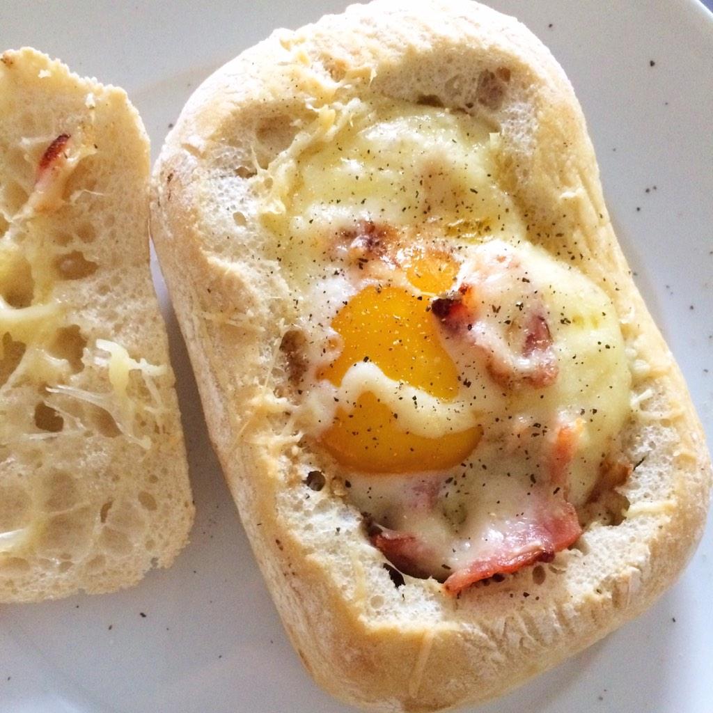 HelloRoompal's tweet image. Having brunch with your #housemates today? How about runny egg, comté cheese and bacon ciabatta baskets? #flatshare