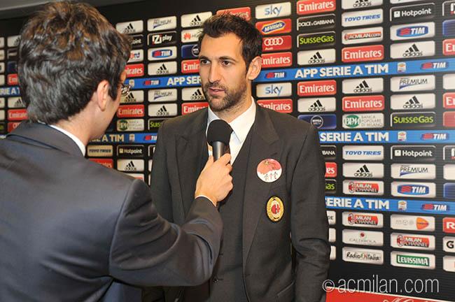 acmilan's tweet photo. Less than 1 hour to the kick off of #MilanUdinese! Here are some exclusive pics live from San Siro. #weareacmilan http://t.co/D2hkcA7sKb
