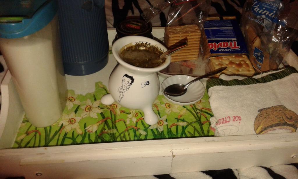 claudzot's tweet photo. Hola Buen Dia Divinuras !!
Dia de #MatesEnLaCama.. #RelaxExtremo..♥ http://t.co/Q5VX3D0oYN