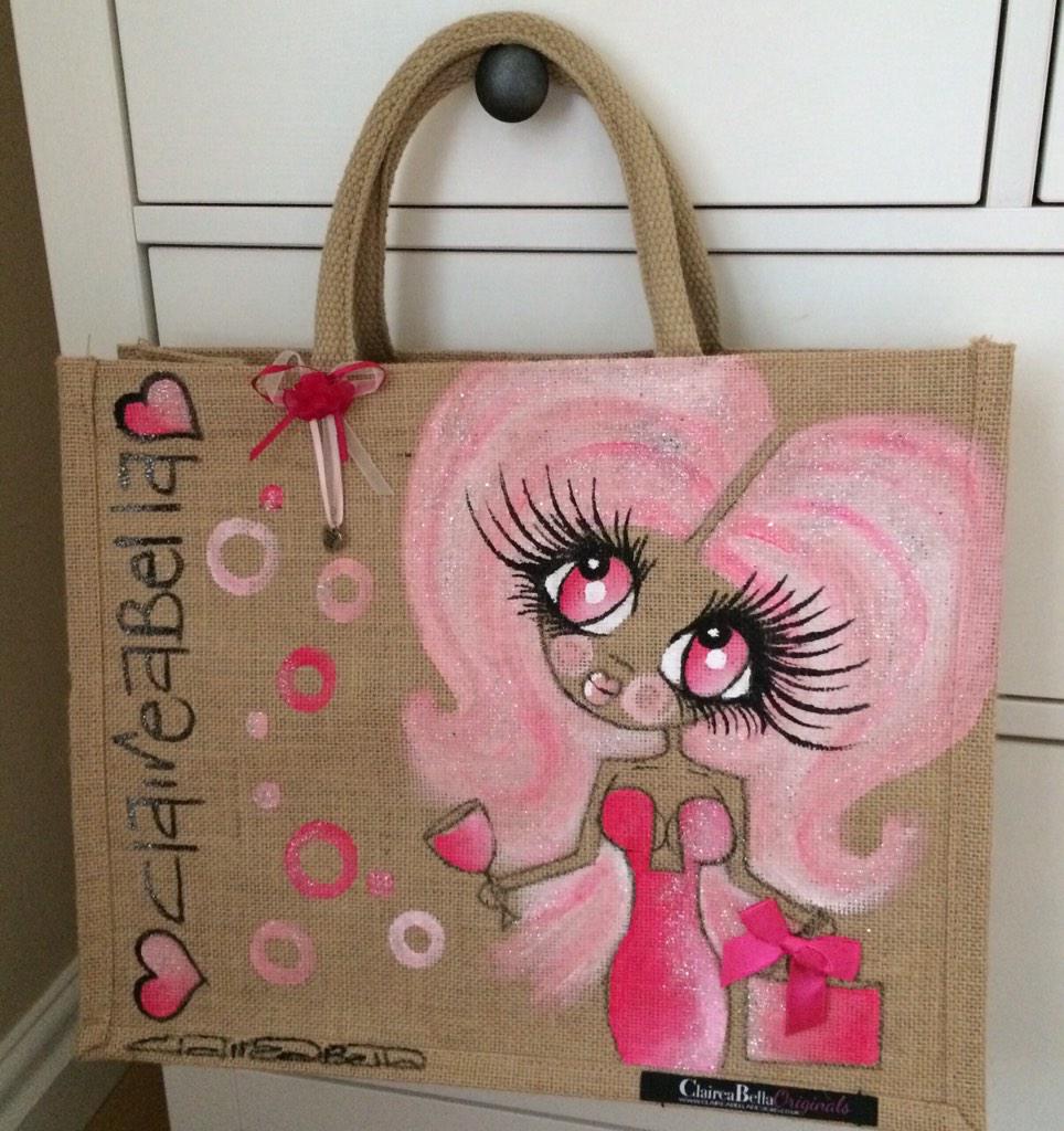 To win this bag... All you need to do is RT and follow <a href="/ClaireaBellaLtd/">ClaireaBellaLTD</a> #ClaireaBellaBags winner announced at 8:30pm