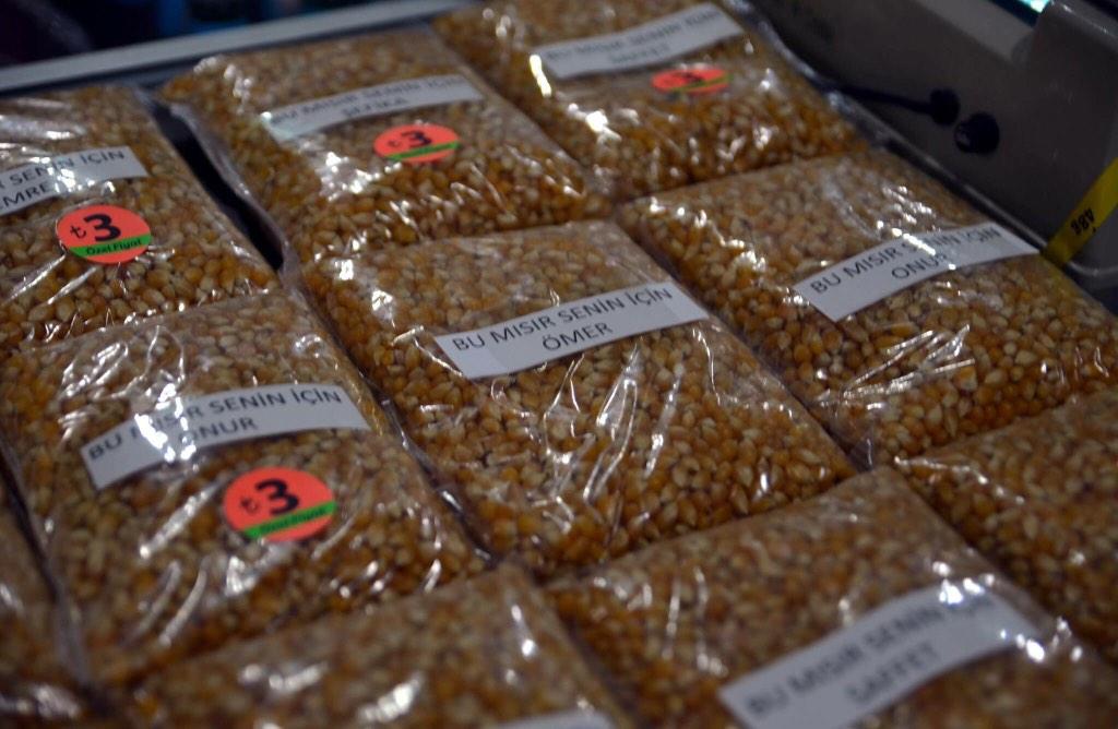 Kola firmasından esinlenen bakkal, ürünlere "Bu mısır senin için Haydar" gibi isimler yazarak satışları ikiye katladı