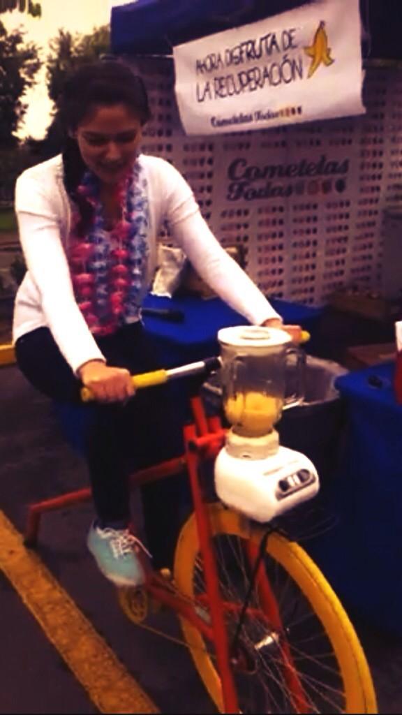 nutricionudd's tweet photo. @CometelasTodass en la #CorridaUDD con esta increible bici para hacer jugos de frutas! @ceciliamorel http://t.co/8Skj4yp998
