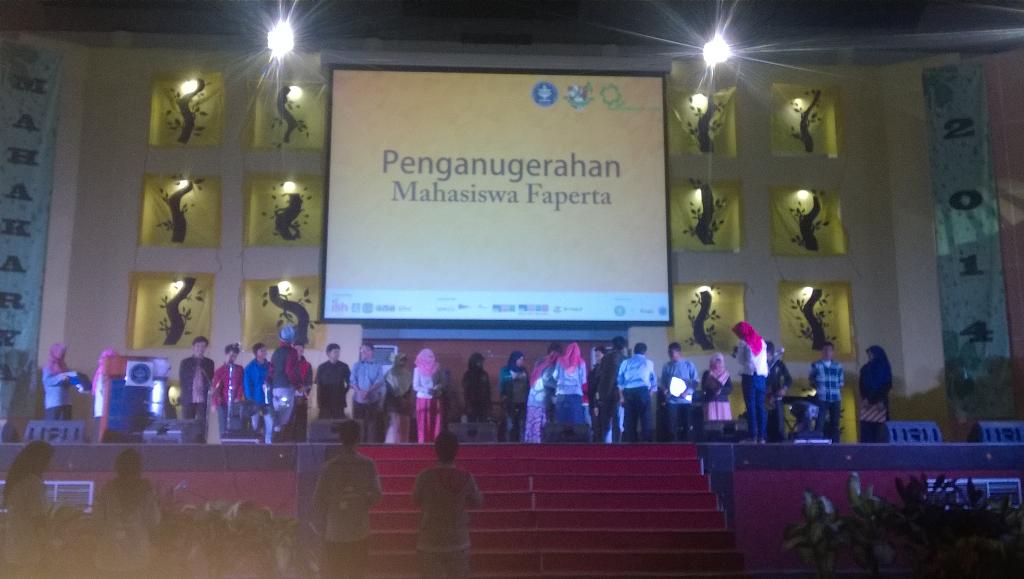 Penganugrahan penghargaan mahasiswa Faperta nih.. Wow banget kan? Diberikan lgsg oleh Bp Ernan loh #AGRIPHORIA2014
