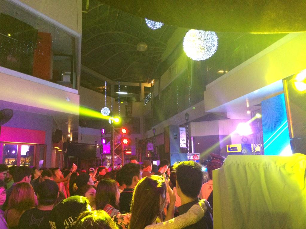 VictorJacinto15's tweet photo. @RAVEManila Having a good time last night :))
#Polaris #TheFortStrip http://t.co/hN3DUMIPtM