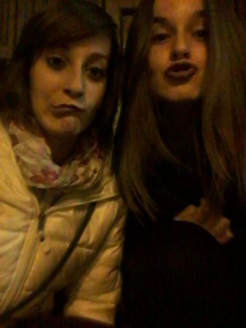 MyrBermejo's tweet photo. Todo comenzó como una noche de tranquis... Se nos fue un poco de las manos 💃💃💃 @crisvela19 http://t.co/n08x8KXvdq