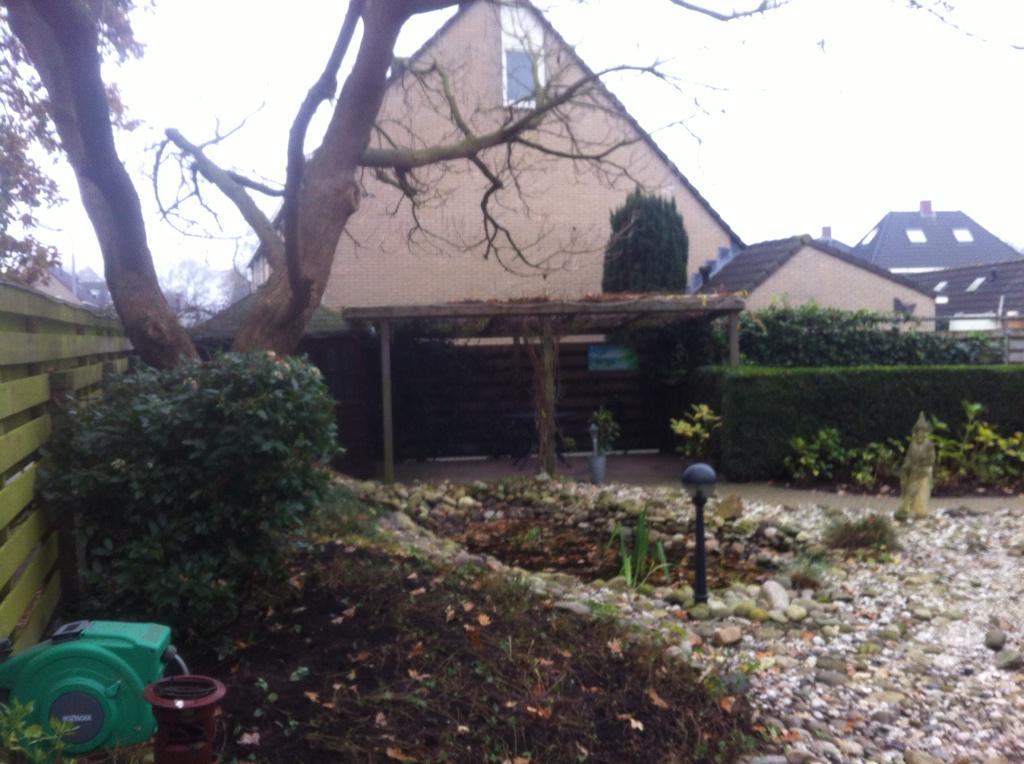 MennovdBorg's tweet photo. Zaterdag,voor en achtertuin gesnoeid en winterklaar gemaakt door @Bosman tuinen. http://t.co/au1U5HgVzz