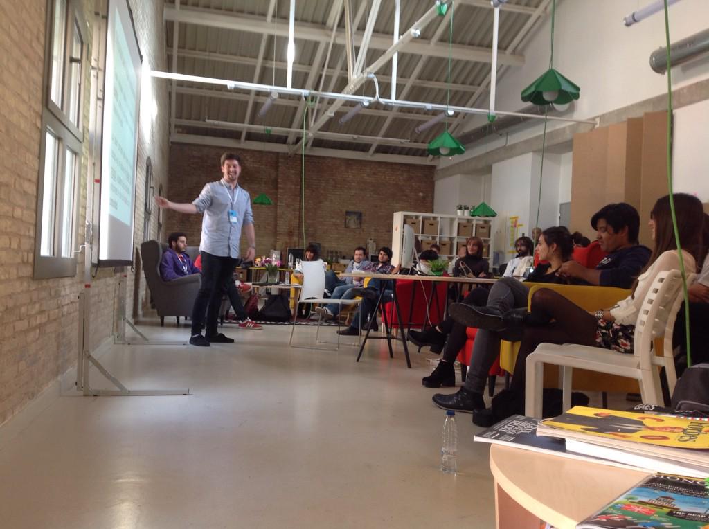 D360_vlc's tweet photo. Ayer estuvimos aprendiendo con @thinkbigjovenes en @LASNAVES. Genial como siempre la experiencia http://t.co/wEzNg5iQaQ