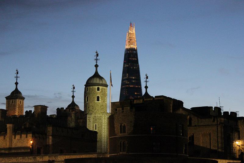 BackpackThe's tweet image. This picture was taken at the Tower of London at sunset #shard #towerbridge #toweroflondon #sunset