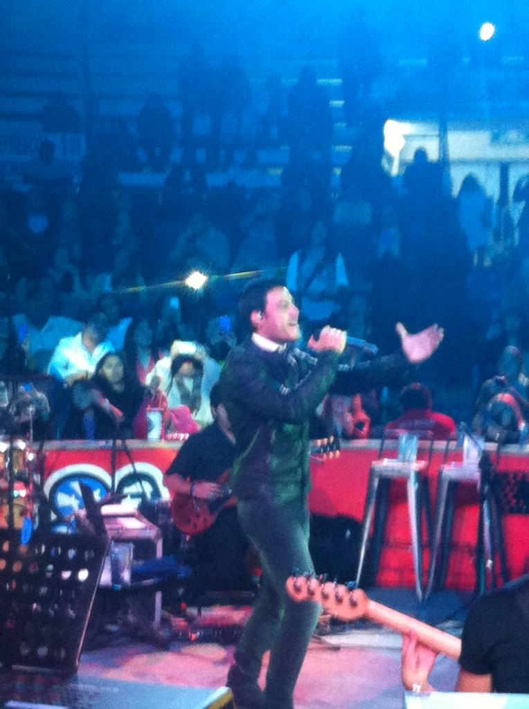 pali04's tweet photo. Un placer ver un concierto tan bueno. Felicidades @_CarlosRivera gracias por la invitación @JorgeChiwo @ChokFm http://t.co/7WAOFK1g8o