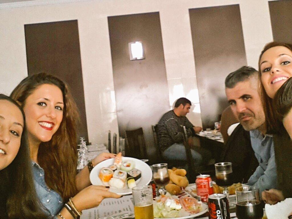 AntuamdeMoron's tweet photo. Diita de Wok con @IsaCuevasMoron @MyriamMartnAroc @CalaMoises @OlgaMartinAroca @8aJavi y #JuniorLeo http://t.co/qdGpozj4Yg