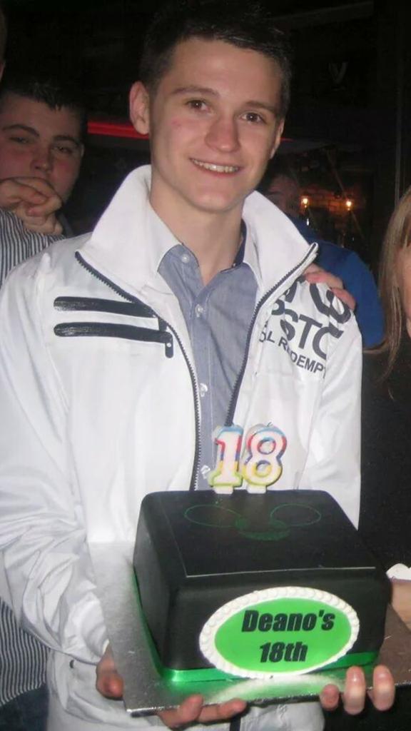 Deanok96's tweet photo. @deadmau5 like my 18th birthday cake? :D http://t.co/JdHLzHTizJ
