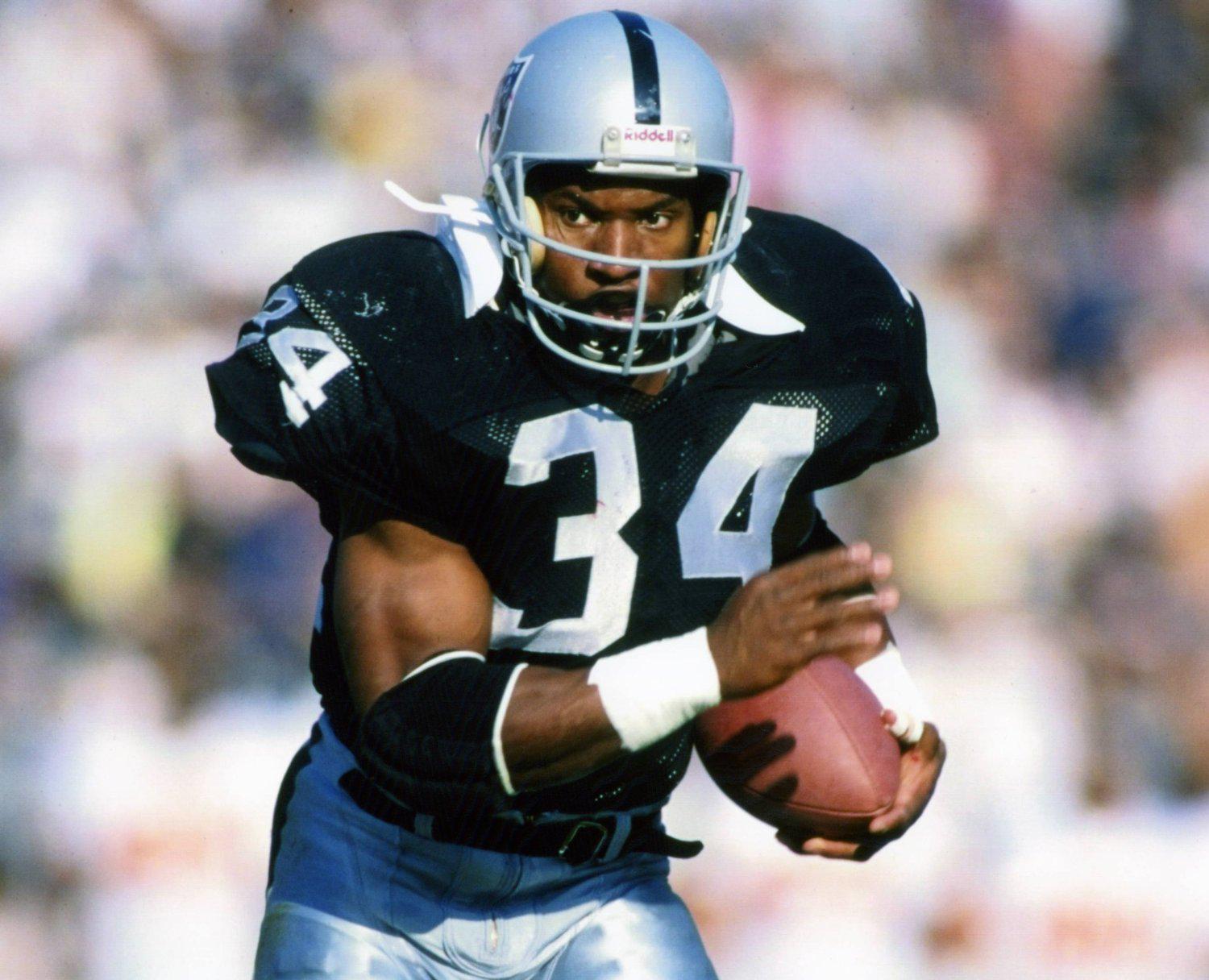 Happy birthday to legend Bo Jackson. 