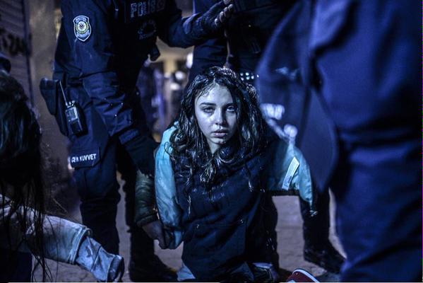 AFP 2014 En İyiler Türkiye'den '' Berkin Elvan'ın cenazesinde gözaltına alınan bir kadın''