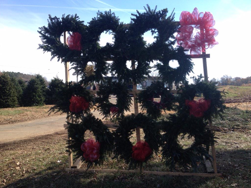AFTFchompcancer's tweet photo. #Christmastree #Wreaths #forkidsfightingcancer#AFTF#cornerofNewTownRoadandMarvinSchoolRoad http://t.co/3gcXVhWVzu