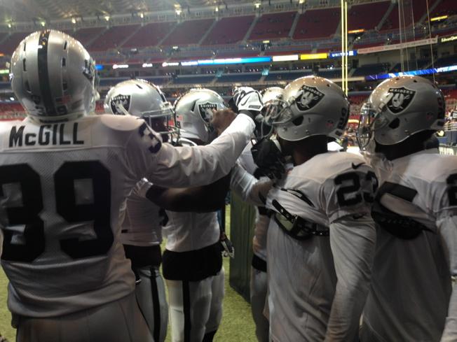Raiders's tweet photo. 40 minutes #RaiderNation! #OAKvsSTL http://t.co/tAFQCFybae