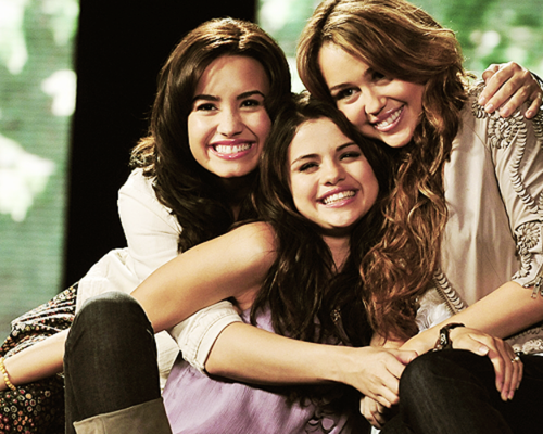 demibrasil's tweet photo. Quem ama essas três, dê RT nessa foto! #MTVStars Demi Lovato http://t.co/Aaw2S7UrkR