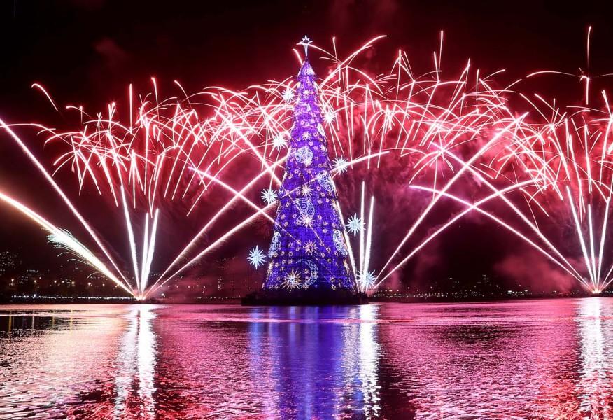 Río de Janeiro ilumina el árbol de Navidad flotante más grande del mundo B3tU71tIcAEo2fB