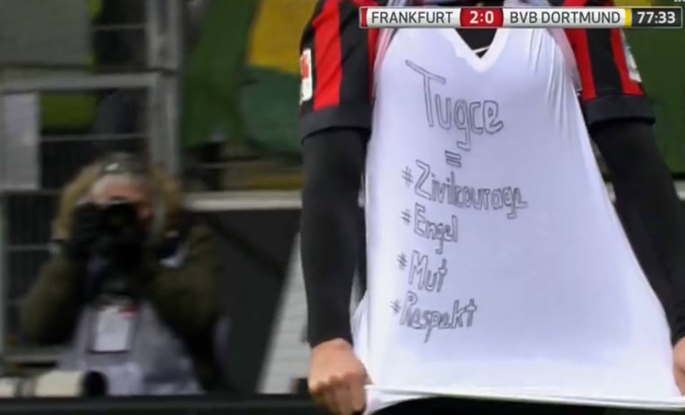 derpariser's tweet photo. Haris Seferovic qui dédicace son but à la jeune Tugce, morte alors qu'elle avait protégée des meufs d'une agression. http://t.co/KrOdVe2Oyo