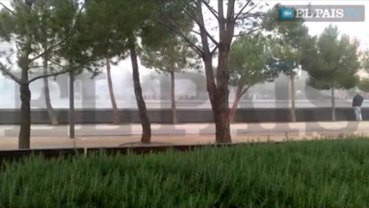 irenebenet's tweet photo. "Momento en el que el Frente tira al Manzanares al seguidor de los Riazor Blues http://t.co/frYVN285XS http://t.co/D31fzxSL0W" @kikitosantes