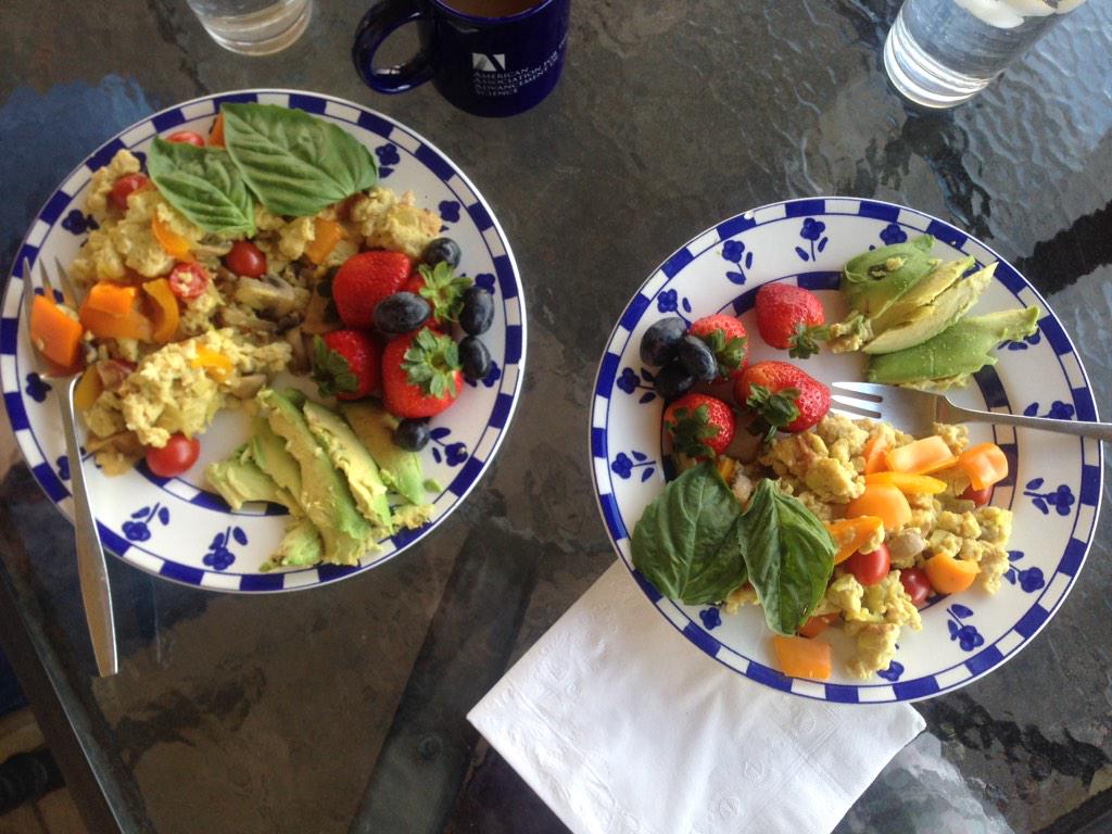 rachrowl's tweet photo. Sunday morning scramble. #cleaneats #getfit #plantpower #bbg @spectoraaron http://t.co/9N3Ctvy5JI