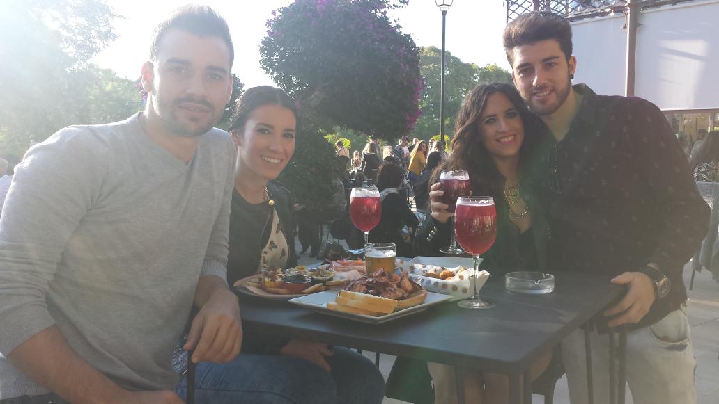 JuanAlberto_89's tweet photo. Dominguito en la mejor compañia!! Que nos gusta un pulpito niñooo!!! 🐙🐙🐙 @Afrimm89 @Marta_CepedaH @EduardoBorjahe http://t.co/PsM1mmdSYJ