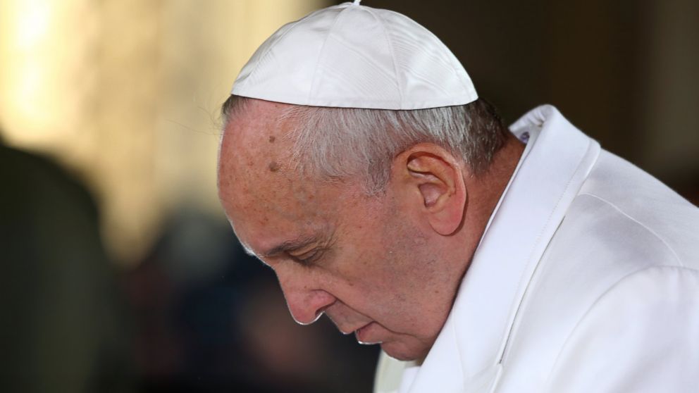 ABC's tweet photo. Pope Francis prays in one of Turkey's most important mosques: http://t.co/yASmEP5C88 http://t.co/QIc2DoQ2pe