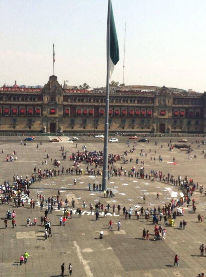 epigmenioibarra's tweet photo. Fotos d #Los43 están siendo pegadas en plancha ZócaloDF #YaMeCansé Si La TV no lo ve.Q la red lo multiplique RT http://t.co/b92QHut3E8
