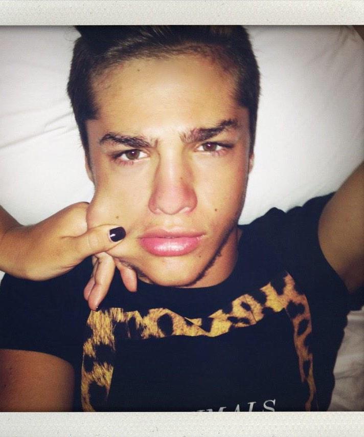 JoolsRPGHA's tweet photo. J'adore qd on me tire la joue 😏 http://t.co/PCJbEn1V8y