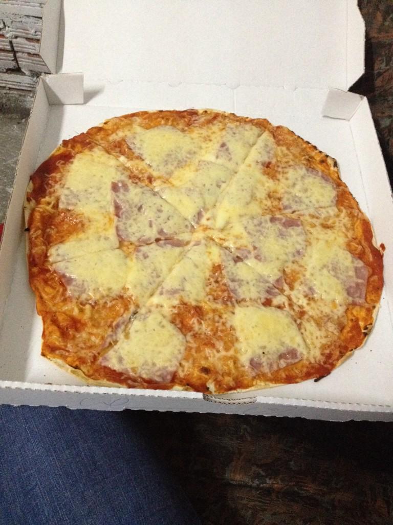NoeliaGuerrero6's tweet photo. Pizza para acabar el finde con la mejorrrr http://t.co/n6IacKHLjO