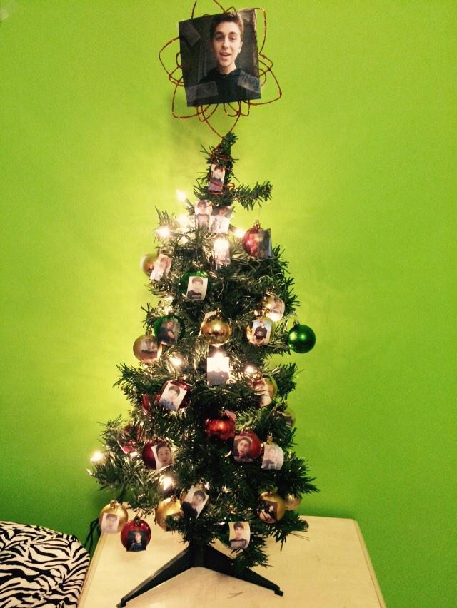 GavinBecker3's tweet photo. “@toribecker3: My Gavin Becker Christmas Tree @GavinBecker3 ❤️🎄💚 http://t.co/htUnjgZKp4” thats awesome thanks!!!