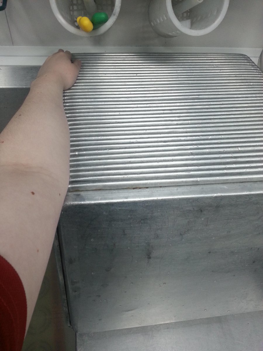 Jelidean's tweet photo. I had to wash approx 1 million trays and a billion cambros. My hands are like sandpaper now. @subway_probss http://t.co/XnIbOQlGNw