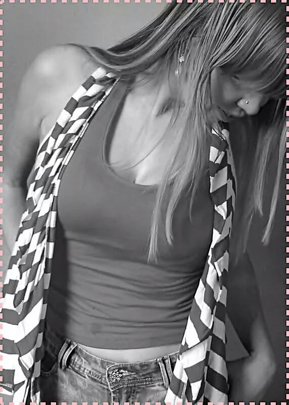 HelloTbh's tweet image. Não não sou perfeita ,mais tenho defeitos que me tornam única.