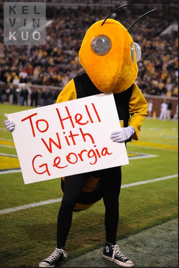 KatiePitt04's tweet photo. Buzz loves having some dawgs for Thanksgiving 😏 #CapitalOneBuzz http://t.co/HVr99Q75w8