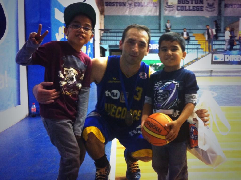 VillenaPablo's tweet image. Mis retoños con el Jugador del Partido!!! @basketudeconce ... Grande la U!!!#sessionstore #style #basket