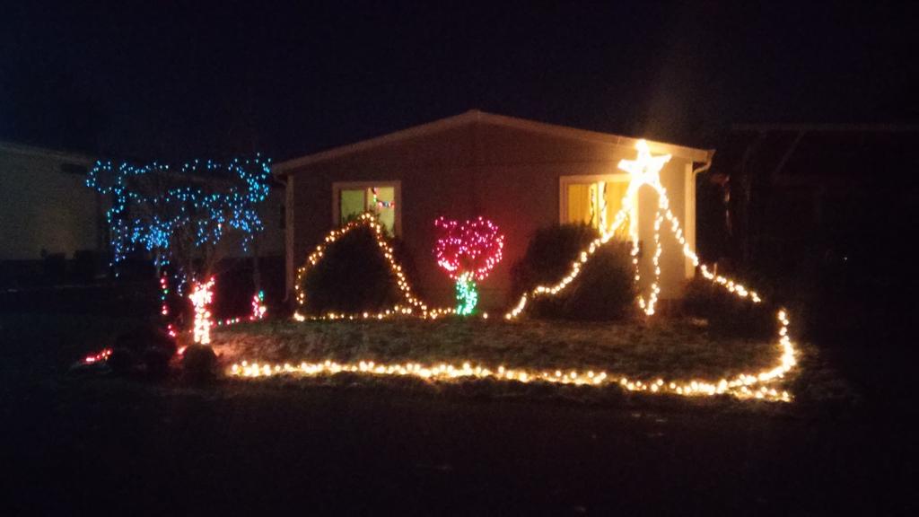 lowwirenut's tweet image. Ugh I hate hanging Christmas lights lol