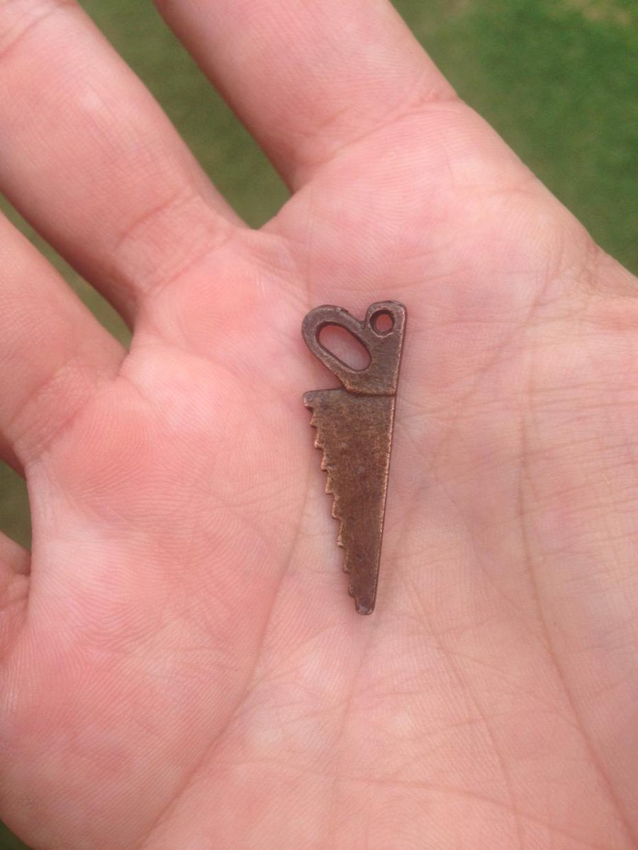 LuigiMB's tweet photo. Personal del D.Quito enterrando estos objetos en los arcos. Ahora entiendo por que están así ... http://t.co/M22gcy7gHq