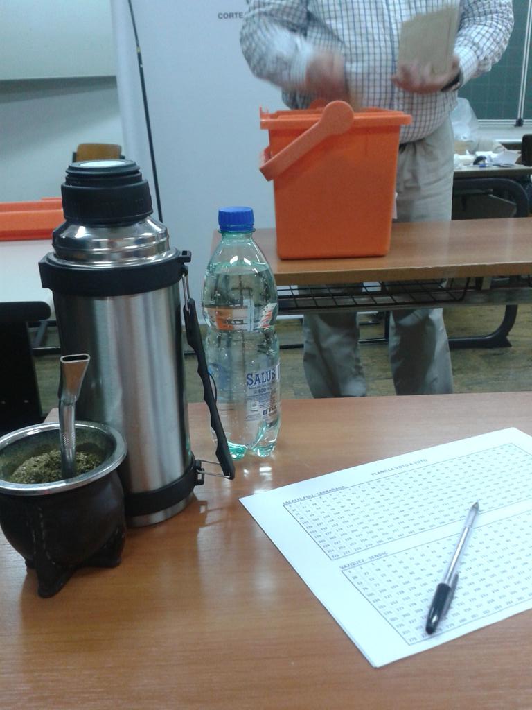Viru76's tweet photo. Comenzando el escrutinio. @ximeportillo @PNACIONAL @Andresabt @lista71 @luislacallepou http://t.co/30Pj7JPK0U