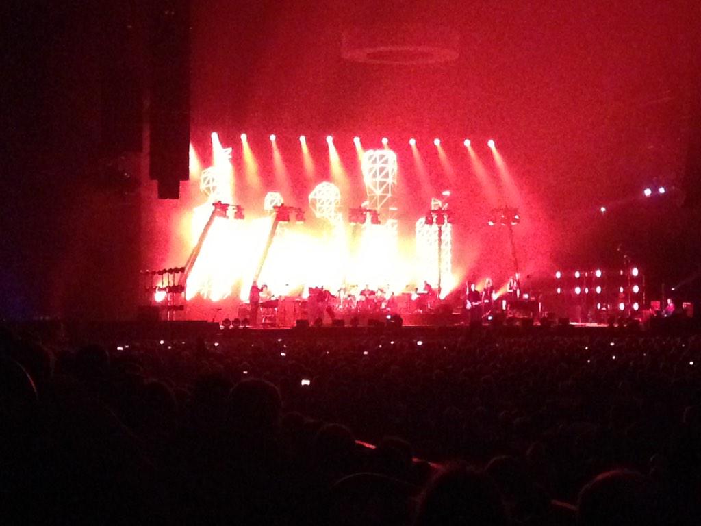 fpulizzi's tweet photo. And red rain is coming down now #PeterGabriel #BacktoFront http://t.co/6RZ009RfNK