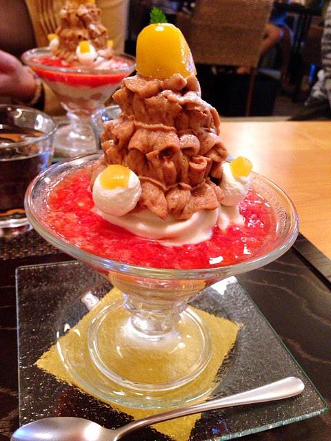 hanatomo84's tweet photo. 谷中にある和栗やさん

[薫風パフェ]
※4月初旬〜5月下旬頃の限定販売

希少な完熟女峰に僅かな砂糖を加えて
仕上げたフレッシュなイチゴソース！
濃厚な和栗のモンブランクリームと
甘酸っぱい香り立つ女峰が相性抜群！
春まで待とう！笑 http://t.co/FuCQavQBZz