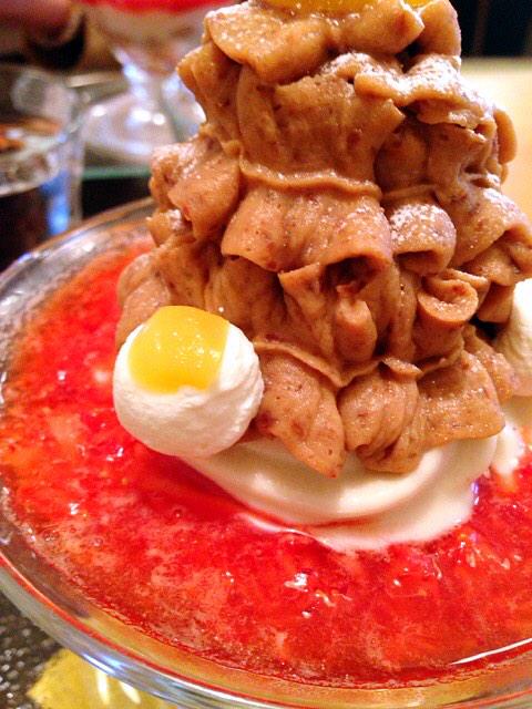hanatomo84's tweet photo. 谷中にある和栗やさん

[薫風パフェ]
※4月初旬〜5月下旬頃の限定販売

希少な完熟女峰に僅かな砂糖を加えて
仕上げたフレッシュなイチゴソース！
濃厚な和栗のモンブランクリームと
甘酸っぱい香り立つ女峰が相性抜群！
春まで待とう！笑 http://t.co/FuCQavQBZz