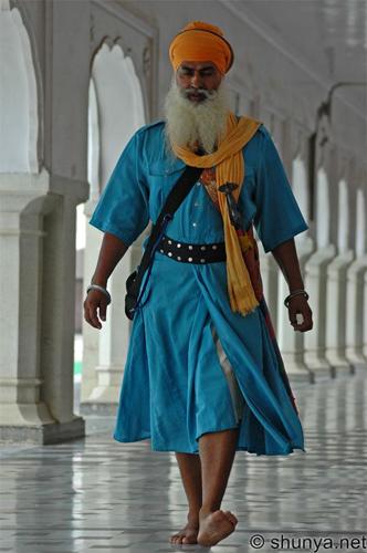 OfficialBeardsy's tweet photo. In Sikhism men are REQUIRED to grow these excellent long beards, wear turbans and carry a Kirpan Dagger! http://t.co/yLvy9i2Kj2