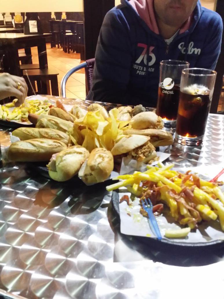 nereviictor's tweet photo. una de hoi en los 100 montaditos!! @maricalahorro http://t.co/ED2EgWgSz0