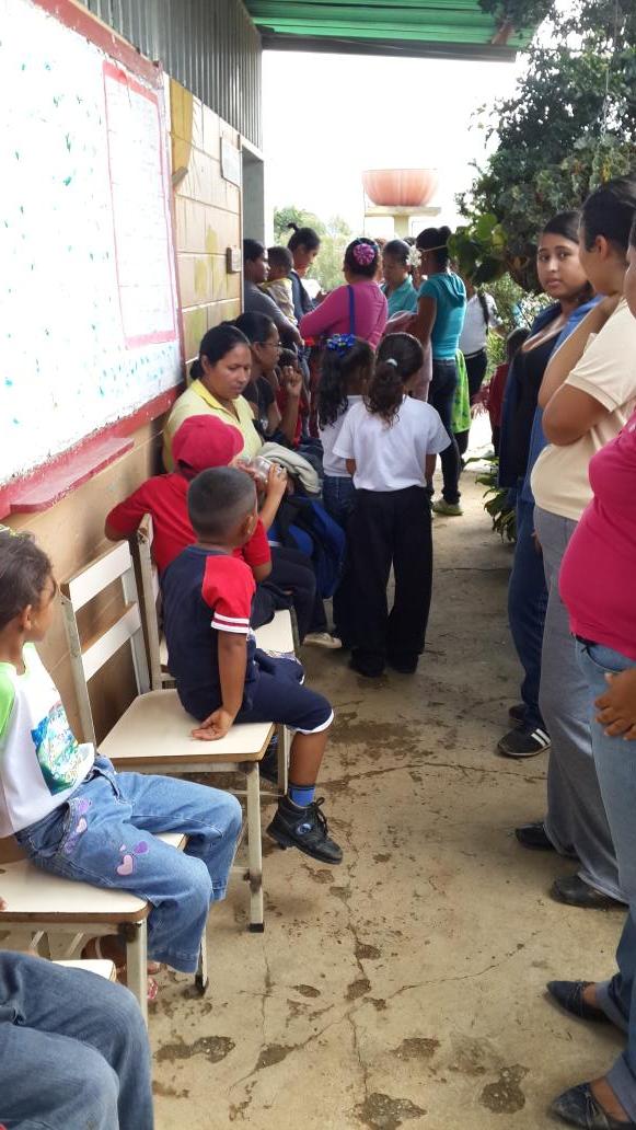 IVSSARVA's tweet photo. Por lineamientos de @NicolasMaduro  @c_rotondaro  el IVSS se hace presente en las zonas rurales de Lara http://t.co/4SbBVrA1dB